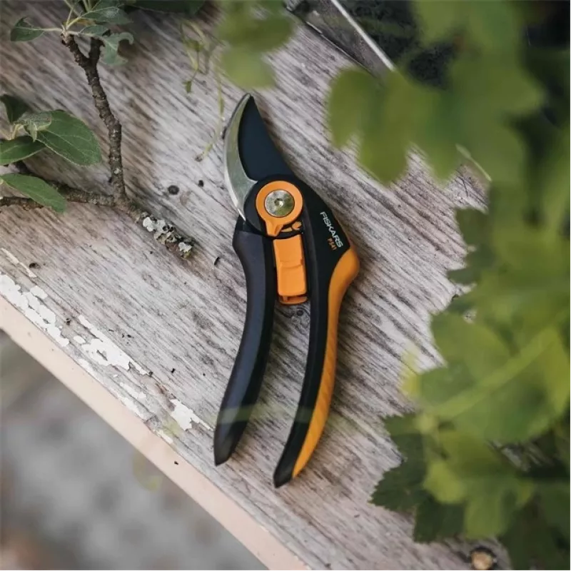 Fiskars Plus SmartFit P541 sodo aplinkinės žirklės juodos, oranžinės