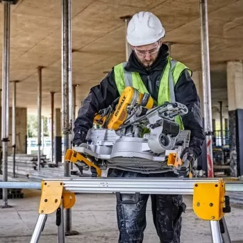 Stovas kampiniam pjūklui DeWalt DE7033 – aliumininis sulankstomas, 4 kojos, išplečiamas iki 2,5 m, talpa 227 kg, 16 kg