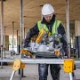 Stovas kampiniam pjūklui DeWalt DE7033 – aliumininis sulankstomas, 4 kojos, išplečiamas iki 2,5 m, talpa 227 kg, 16 kg