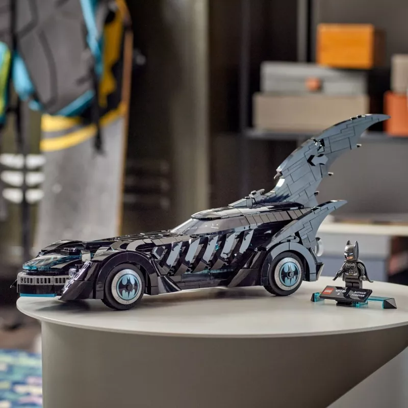 LEGO konstruktorius DC Super Heroes Betmeno automobilis Batman Forever Batmobile 76304 – 909 dalių, 1 minifigūrėlė, rekomenduojamas amžius 12+