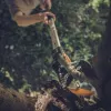 Sodinimo žirklės Fiskars UPX82 Anvil – genėjimo žirklės medingoms šakoms, juoda/mėlyna/pilka