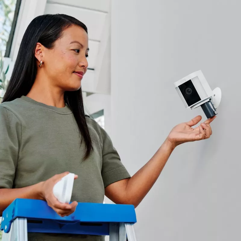 Ring Spotlight Cam Plus Battery – IP apsaugos kamera – lauko, belaidė, montuojama ant lubų/sienos – juoda – dėžutė