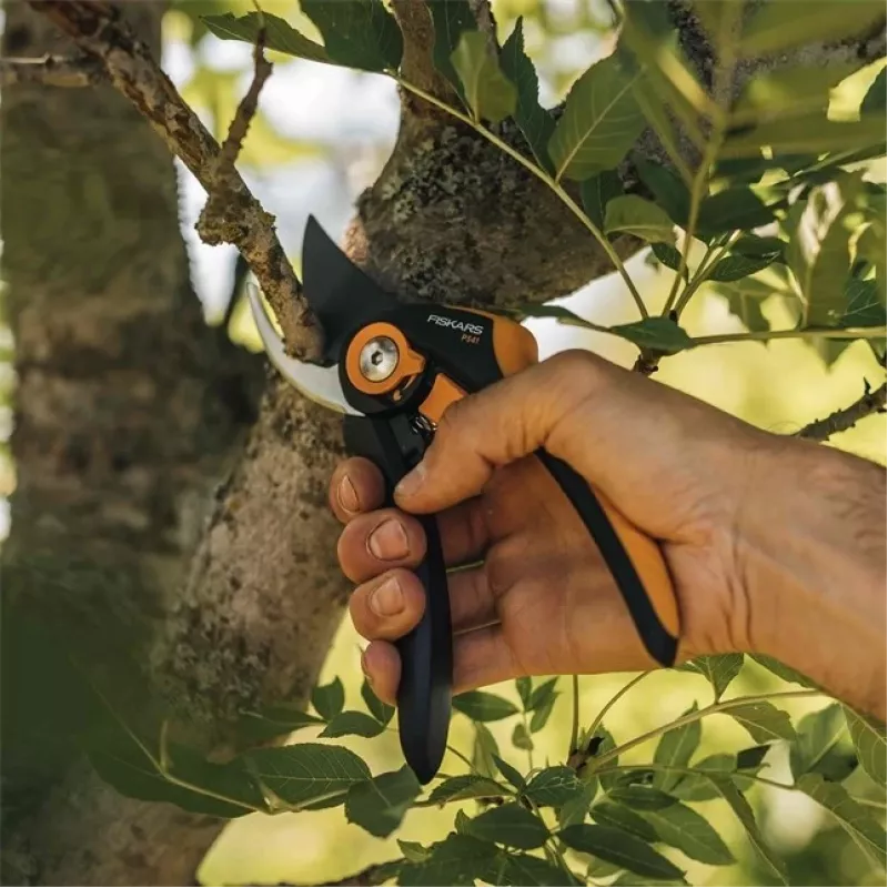 Fiskars Plus SmartFit P541 sodo aplinkinės žirklės juodos, oranžinės