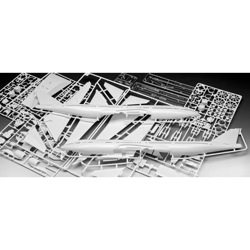 Replė Revell Boeing 747-8 Lufthansa nauja dažymo schema