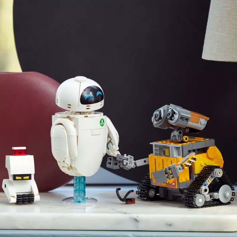 LEGO Disney Pixar 43279 WALL-E ir EVE statybinis konstruktorius, 811 detalių, 18+
