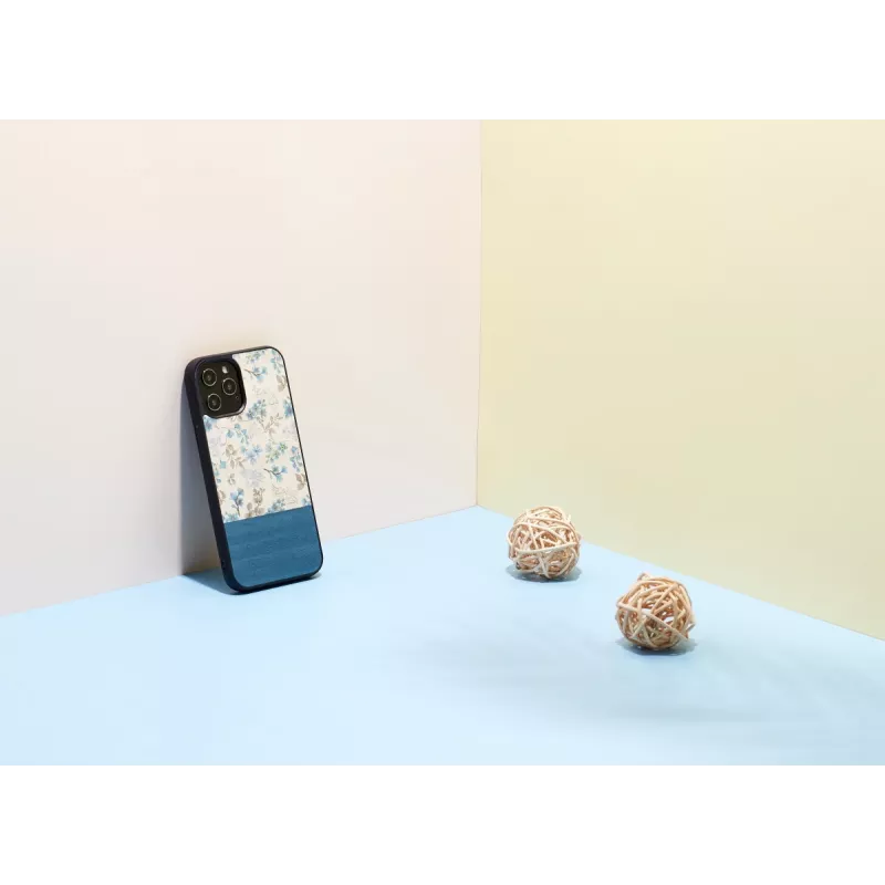 Dėklas iPhone 12 Pro Max man and wood – mėlyna gėlė juodame fone