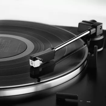 Audio-Technica AT-LP60XUSB automatinė juostinė pavara analoginis ir USB grotuvas juodas