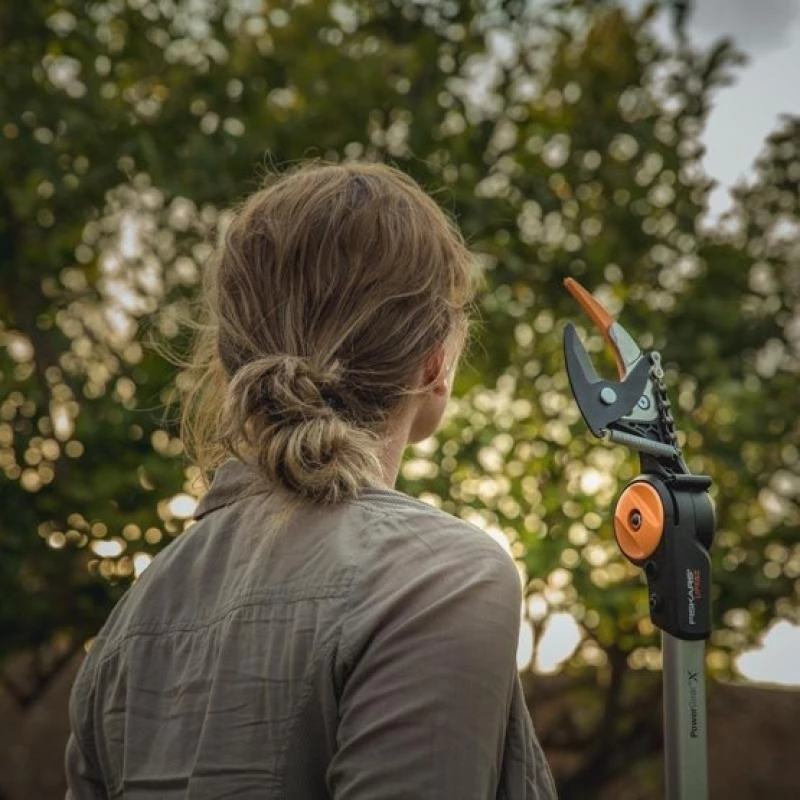 Sodinimo žirklės Fiskars UPX82 Anvil – genėjimo žirklės medingoms šakoms, juoda/mėlyna/pilka
