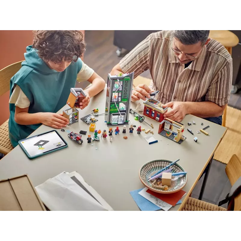 Konstruktorius LEGO Marvel rinkinys 76324 Žmogus voras prieš Oscorp, 808 dalių, 8 minifigūrėlės, nuo 10 m.