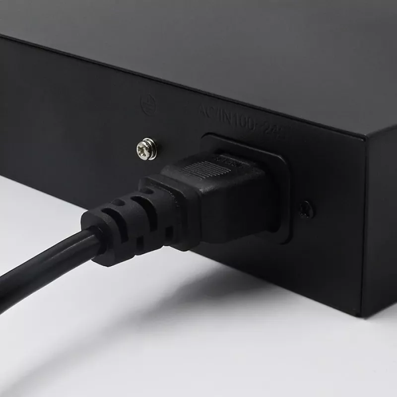 Tinklo jungiklis QOLTEC FAST Ethernet PoE 8xRJ45 su 2xRJ45 uplink (52290)
