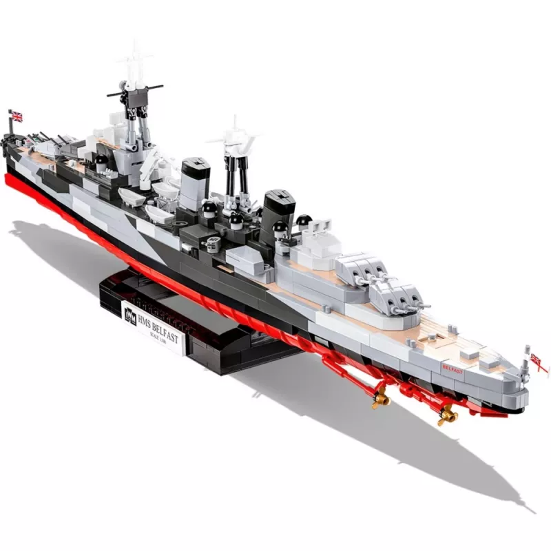 Konstrukcinis žaislas Cobi HMS Belfast 1:300 mastelio modelis COBI-4844, demonstruojamas istorinio Karališkojo laivyno lengvojo kreiserio modelis
