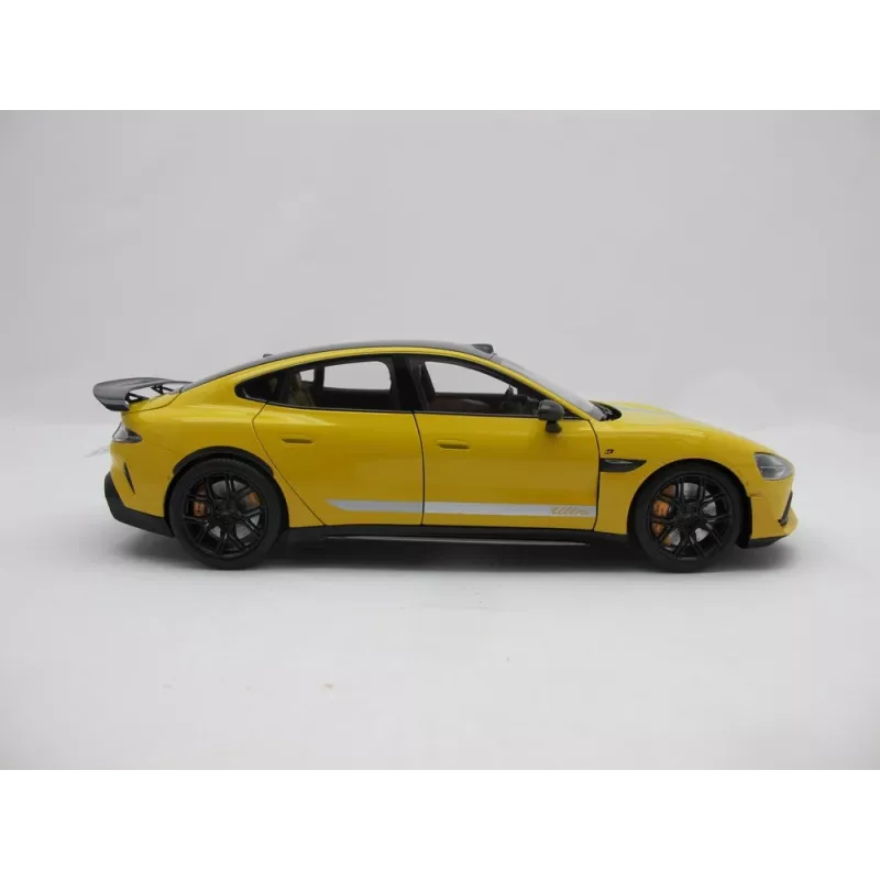 Klasikinio automobilio modelis Xiaomi BHR08KQGL surinktas 1:18 masteliu — 284×110×82.5 mm
