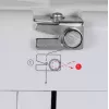 Pusiau automatinė siuvimo mašina SINGER M1005 — 11 siūlių, 4 mm dygsnio plotis, viršutinė drop-in ritė, laisva rankovė, 2,5 kg
