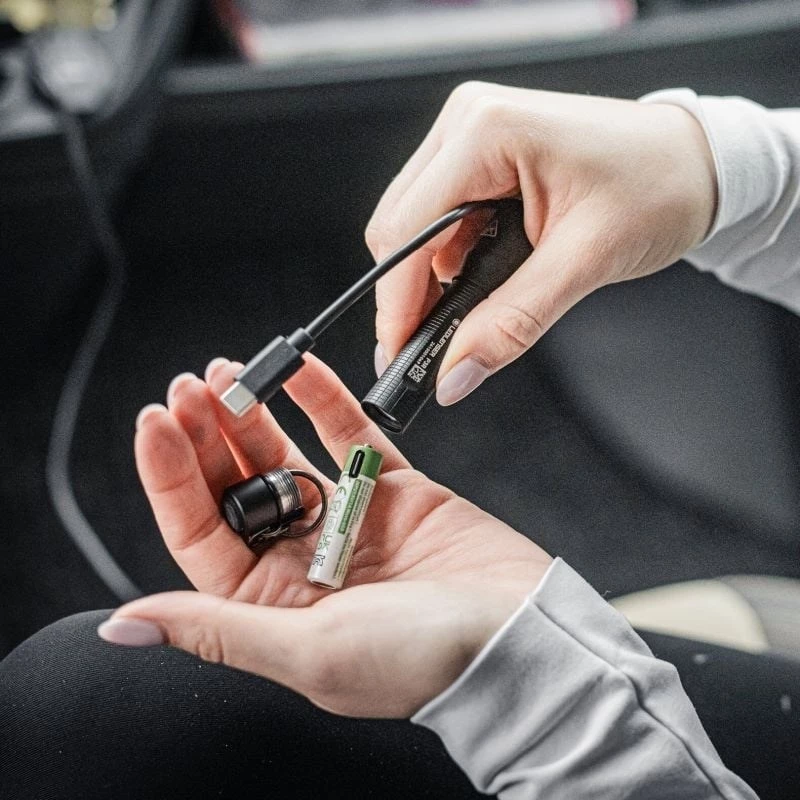 Žibintuvėlis Ledlenser P3R Black – įkraunamas kompaktiškas LED raktų pakabuko žibintuvėlis