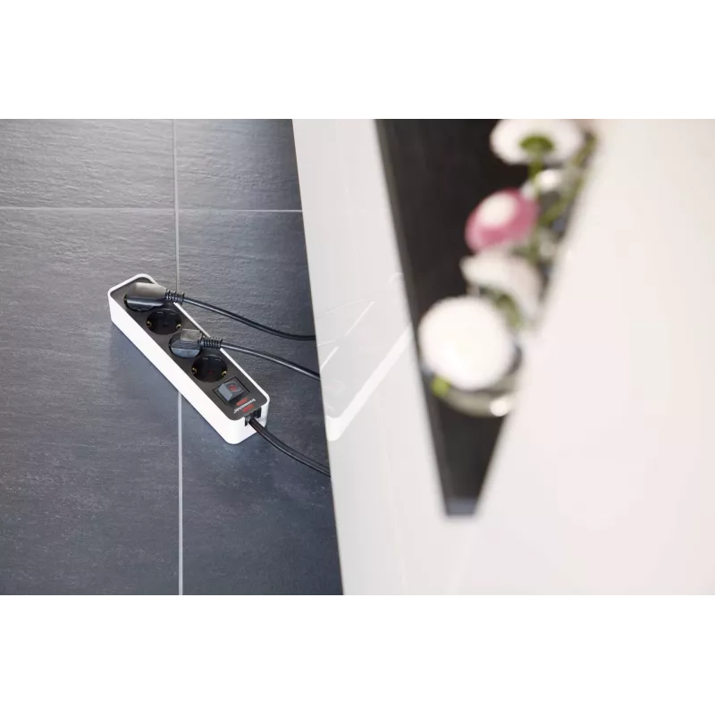 Brennenstuhl Ecolor 4-ių lizdų ilgintuvas poliruotu paviršiumi, 1,5 m laidas, baltas/juodas