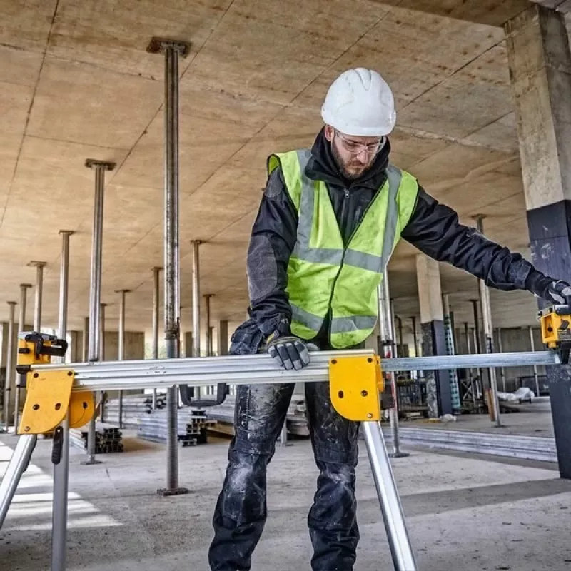 Stovas kampiniam pjūklui DeWalt DE7033 – aliumininis sulankstomas, 4 kojos, išplečiamas iki 2,5 m, talpa 227 kg, 16 kg