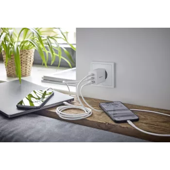 Maitinimo adapteris 1xUSB-A / 2xUSB-C / 7806512 Intenso