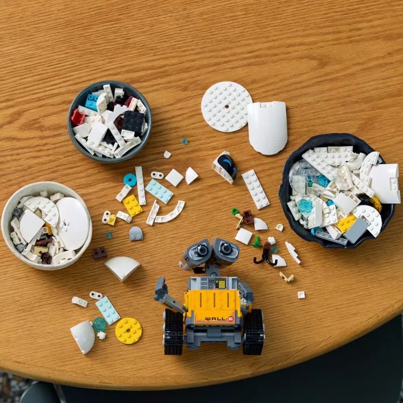 LEGO Disney Pixar 43279 WALL-E ir EVE statybinis konstruktorius, 811 detalių, 18+