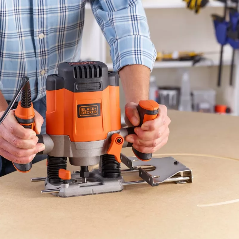 Maršrutinis frezeris / trimeris Black & Decker KW1200EKA-QS – kompaktiškas frezeris su reguliuojamu gyliu