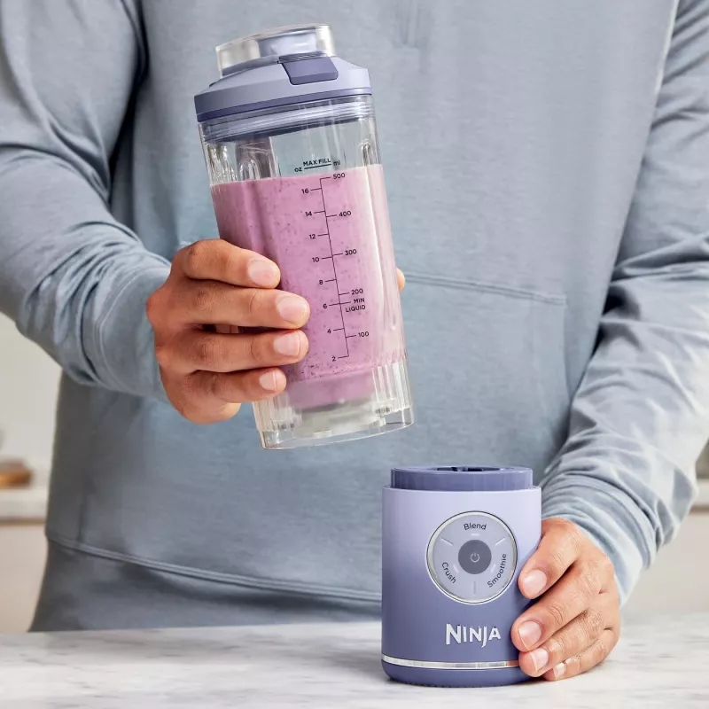 Nešiojamas blenderis Ninja BC251EULD — 0,57 L indas, baterija 11,1 V, nerūdijančio plieno peiliai, levandų/permatomas