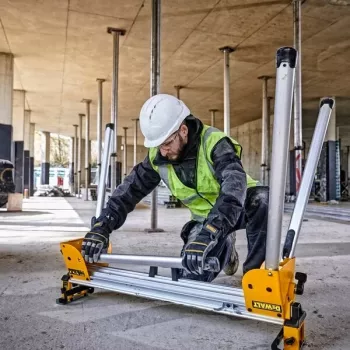Stovas kampiniam pjūklui DeWalt DE7033 – aliumininis sulankstomas, 4 kojos, išplečiamas iki 2,5 m, talpa 227 kg, 16 kg