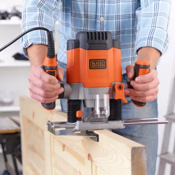 Maršrutinis frezeris / trimeris Black & Decker KW1200EKA-QS – kompaktiškas frezeris su reguliuojamu gyliu