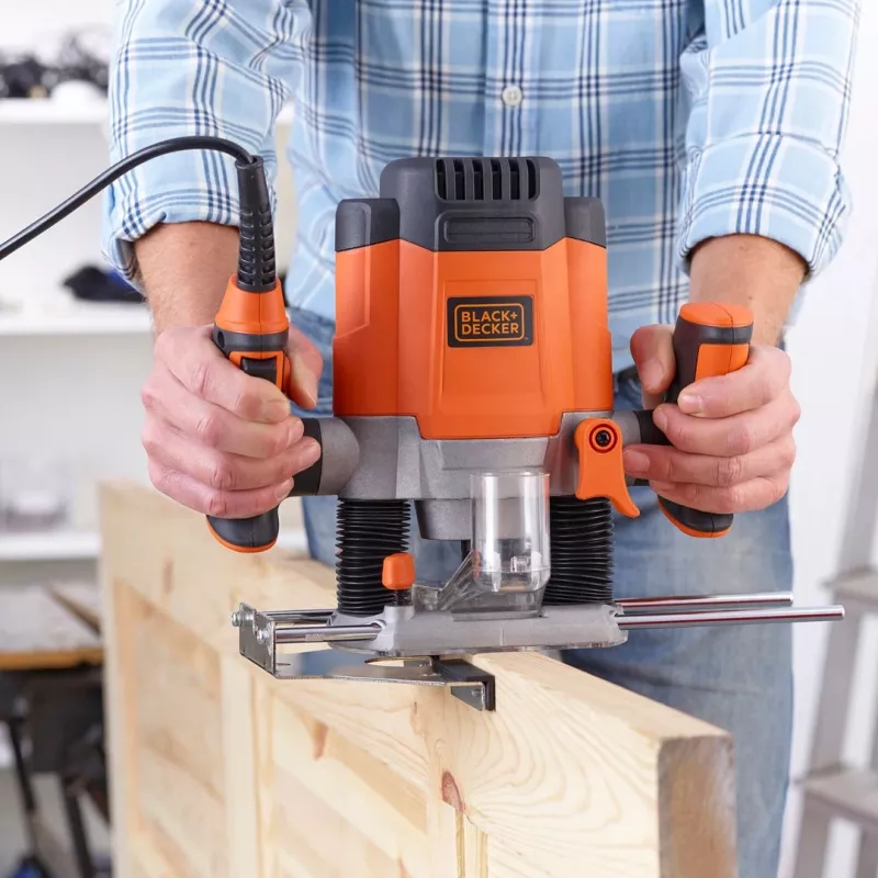 Maršrutinis frezeris / trimeris Black & Decker KW1200EKA-QS – kompaktiškas frezeris su reguliuojamu gyliu