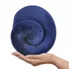 Kaklo pagalvėlė kelionėms Qmed DRQE3J1CDXUXP – kontūrinė ergonominė PU puta, 240×230×125 mm, tankis 45 kg/m³, granatas