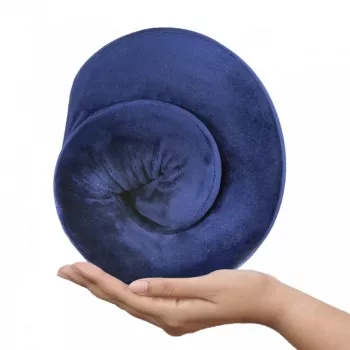 Kaklo pagalvėlė kelionėms Qmed DRQE3J1CDXUXP – kontūrinė ergonominė PU puta, 240×230×125 mm, tankis 45 kg/m³, granatas