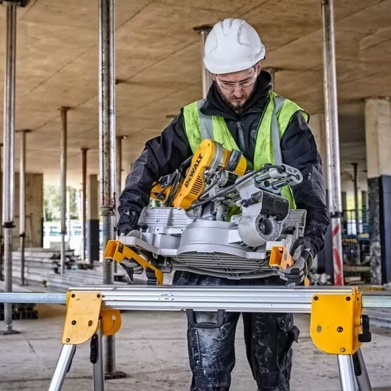 Stovas kampiniam pjūklui DeWalt DE7033 – aliumininis sulankstomas, 4 kojos, išplečiamas iki 2,5 m, talpa 227 kg, 16 kg
