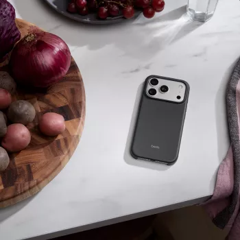 Beats iPhone 17 Pro dėklas su MagSafe ir kameros valdymu – Granito pilka