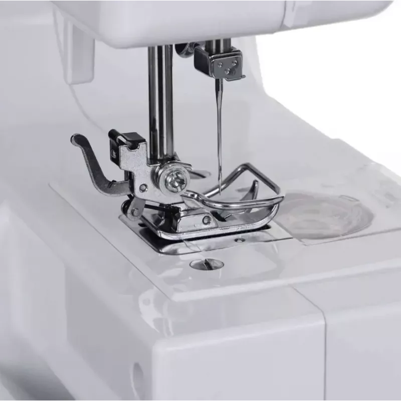Pusiau automatinė siuvimo mašina SINGER M1005 — 11 siūlių, 4 mm dygsnio plotis, viršutinė drop-in ritė, laisva rankovė, 2,5 kg