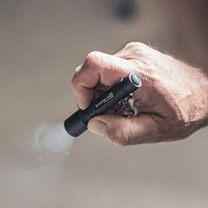 Žibintuvėlis Ledlenser P3R Black – įkraunamas kompaktiškas LED raktų pakabuko žibintuvėlis