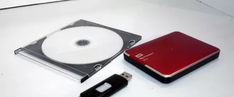 Išorinis SSD ar USB atmintinė įmonei: sprendimų matrica, kaštai ir duomenų sauga