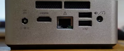 Mini PC ar bokštas įmonės biure: sąnaudų ir naudos analizė