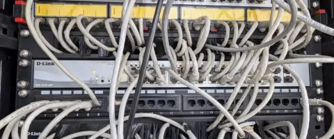 Tvarkinga tinklo spinta: patch panelės, kabelių sistema ir planas, kuris veikia