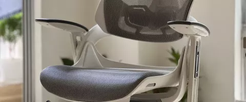 Ergonomiškas biuro stalas: ekrano aukštis, rankų padėtis ir laikysena be klaidų