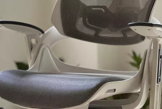 Ergonomiškas biuro stalas: ekrano aukštis, rankų padėtis ir laikysena be klaidų