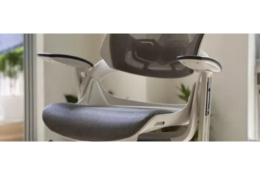 Ergonomiškas biuro stalas: ekrano aukštis, rankų padėtis ir laikysena be klaidų