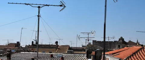 Televizijos antena: kaip išsirinkti kambarinę ar lauko anteną ir pagerinti signalą