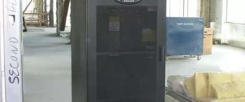 UPS verslui ir biurui: kaip pasirinkti pagal kaštus, topologiją ir patikimumą