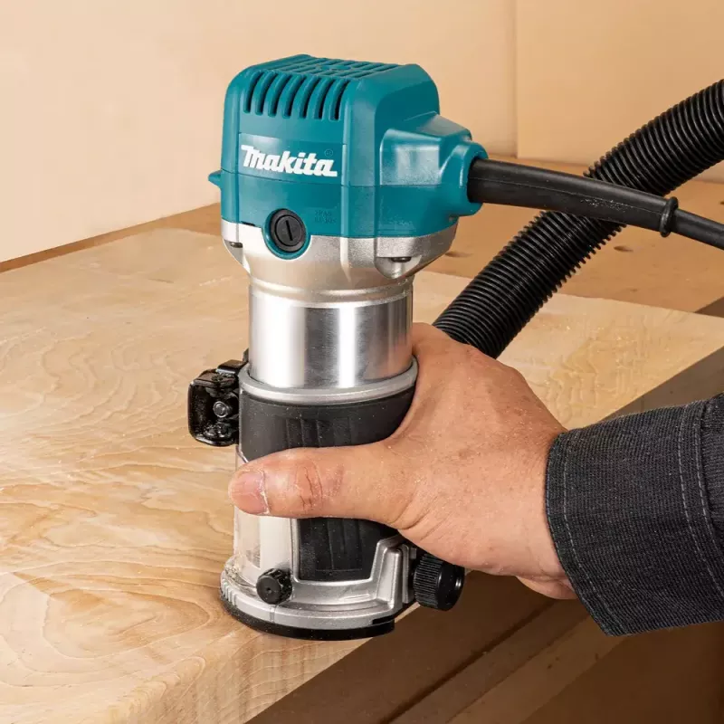Maršrutizatorius Makita RT0702CX2J — 710 W, 10 000–34 000 aps./min., 8 mm įvorė, 0–40 mm gylis, 1,8 kg