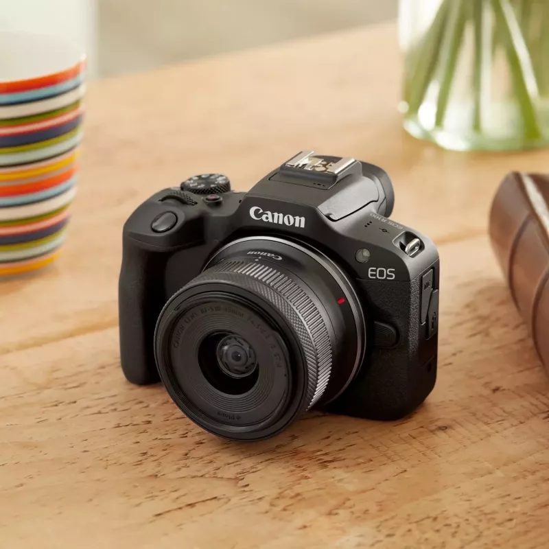 Canon EOS R100 + RF-S 18-45mm F4.5-6.3 IS STM komplektas MILC 24,1 MP CMOS 6000 x 4000 pikselių juoda