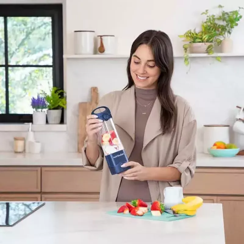 Sportinis blenderis NUTRIBULLET Portable 0,475 L, maitinamas baterija, nerūdijančio plieno peiliai, Tritan dubuo, tamsiai mėlynas