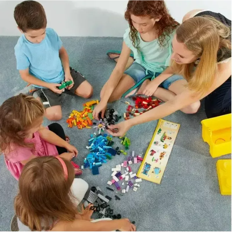 Konstruktorius LEGO Classic 10698 — 790 dalių, įvairiaspalvis, 33 spalvos, su žaliomis pagrindo plokštėmis ir aksesuarais