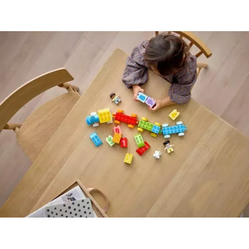 LEGO DUPLO traukinys su skaičiais 10954 – ankstyvojo mokymosi traukinys su sunumeruotais vagonais skaičiavimui ir rūšiavimui