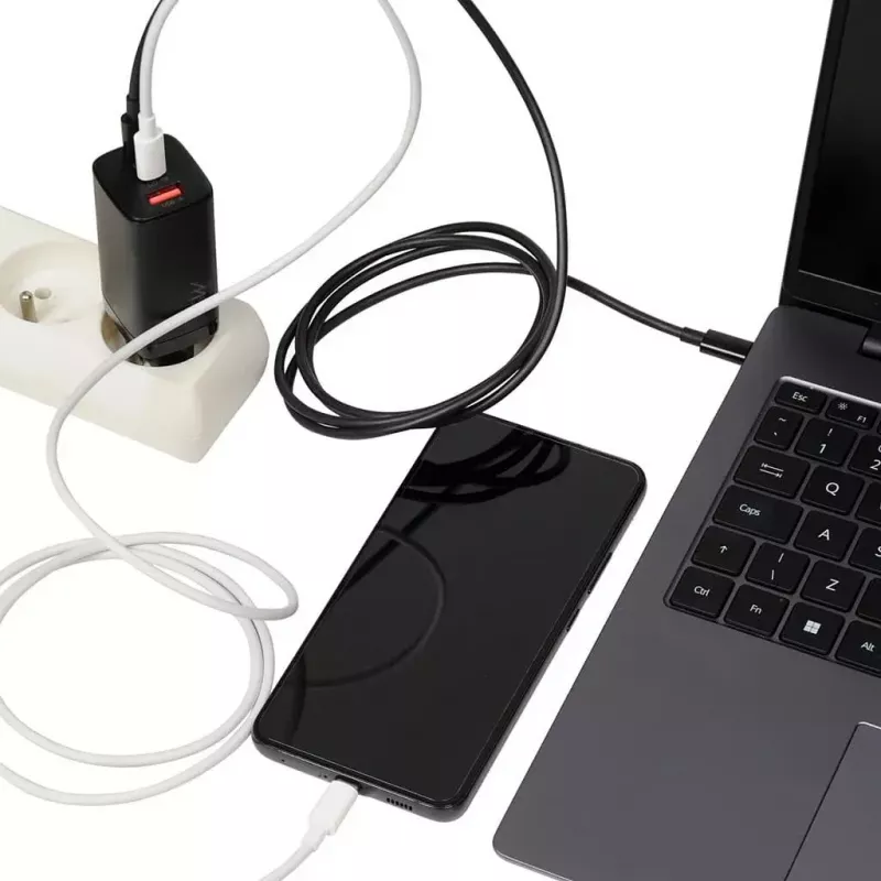 Kroviklis AC mobiliesiems įrenginiams IBOX ILUC65B — 65 W, 3x USB (2x USB‑A Gen1, 1x USB‑C), juodas, 100–240 V