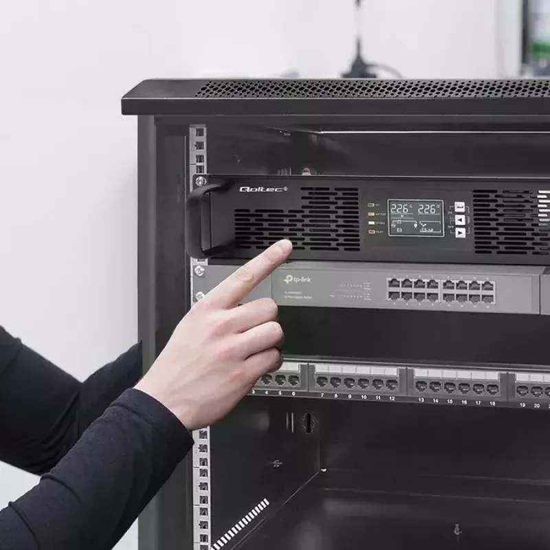Qoltec 52286 spintinis UPS 2 kVA (2000 W), galios koeficientas 1,0, montuojamas į spintą