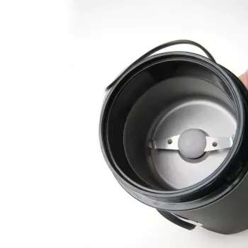 Kavamalė Black & Decker BXCG150E — 150 W, 50 g talpa, nerūdijančio plieno peiliai, mygtuko valdymas