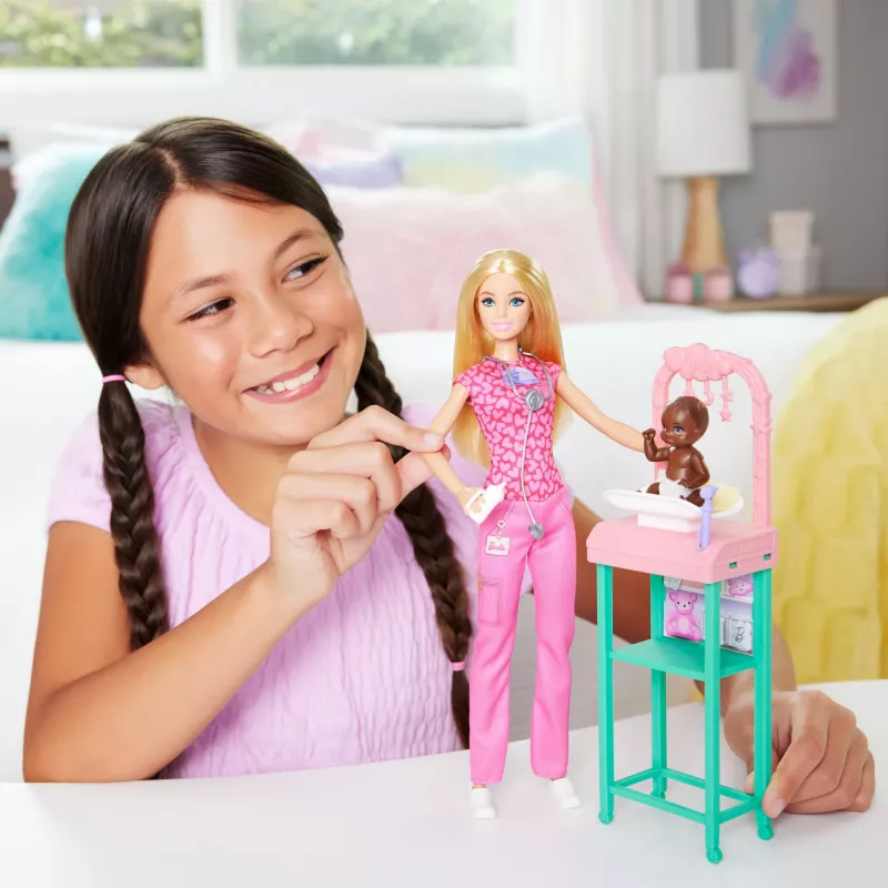 Barbie Baby Doctor lėlė su šviesiaplauke mados lėle, 1 kūdikio lėlė, baldai ir aksesuarai
